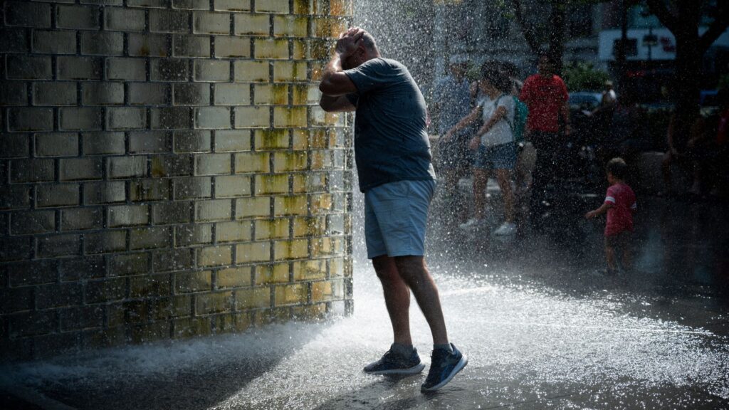 Heat warnings issued in nine US states as Midwest sizzles in heatwave