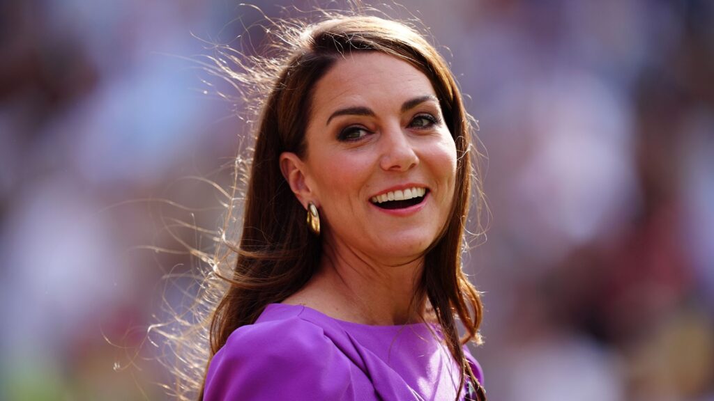 Kate makes surprise theatre appearance as she continues cancer recovery