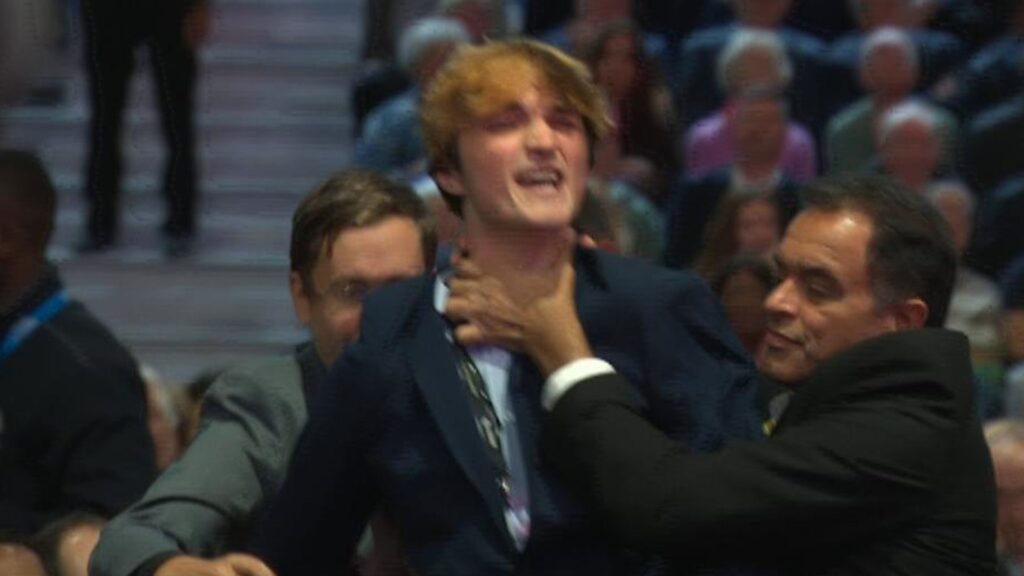 Hecklers interrupt chancellor’s speech at Labour conference