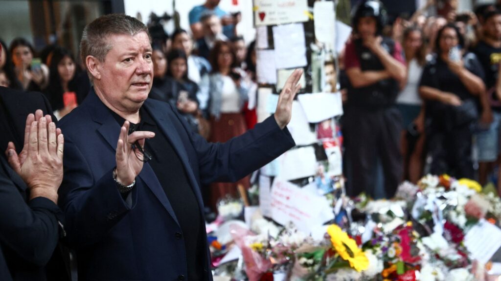 Liam Payne’s father reads tributes outside Argentinian hotel where son died