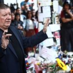 Liam Payne’s father reads tributes outside Argentinian hotel where son died