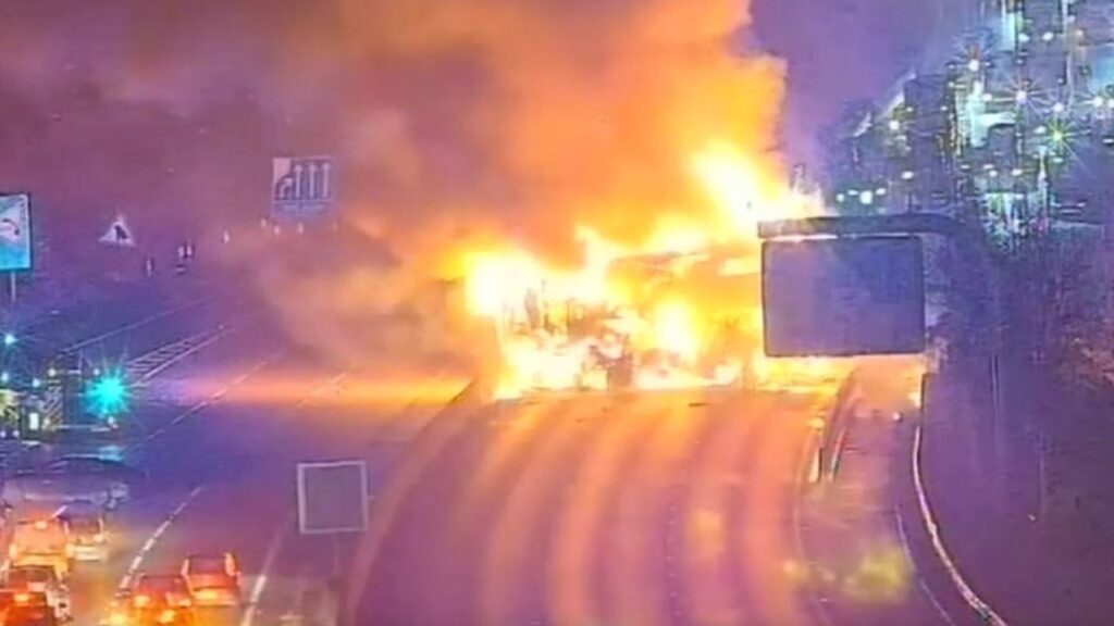 M25 closed in both directions after serious lorry fire