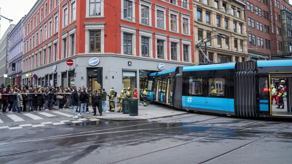 Tram crashes into shop in Oslo