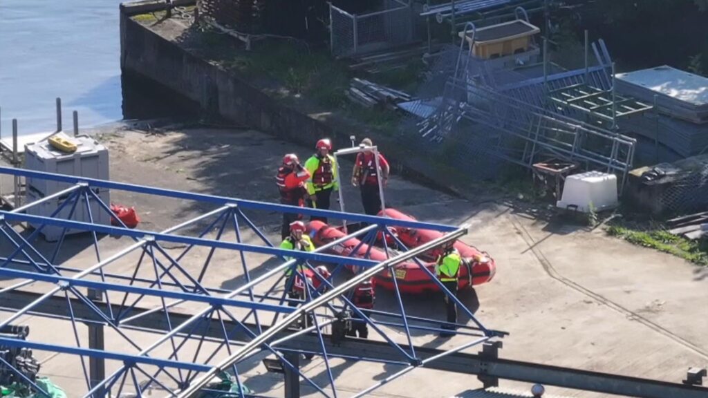 Body found after Thames row boat capsized