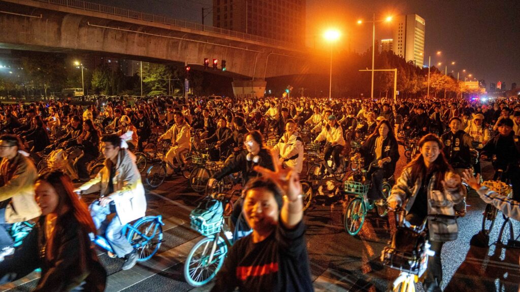 Thousands of students block highway while cycling for dumplings