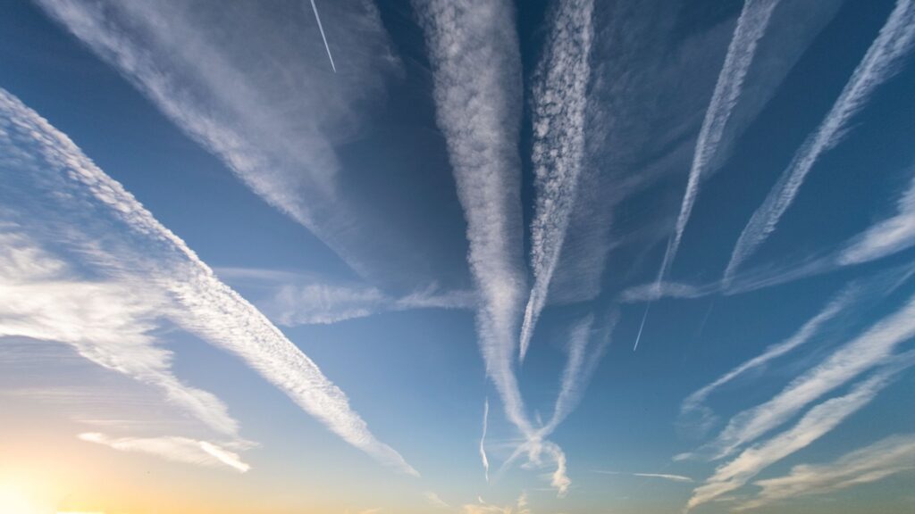 Warming from jet contrails can be cut ‘for a few pounds per ticket’