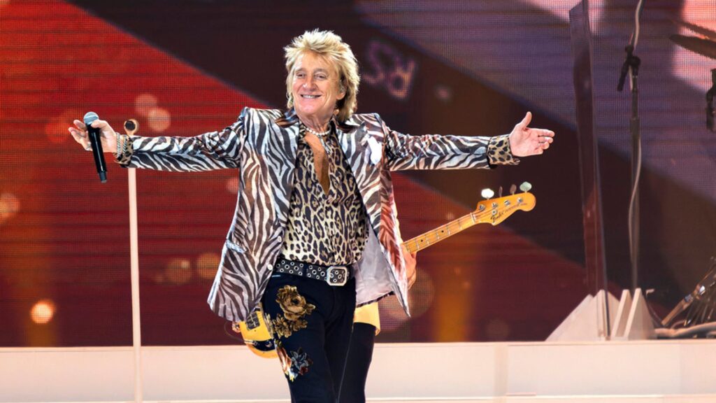 Rod Stewart to play Glastonbury’s legend slot