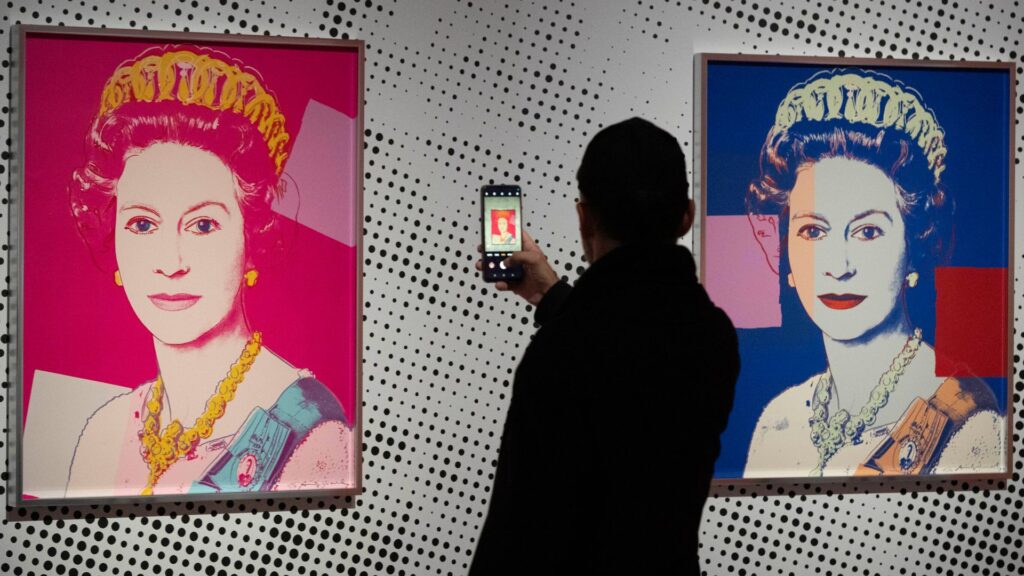 ‘Amateurish’ thieves steal Warhol print of the Queen – but ‘can’t fit other stolen pictures in getaway car’