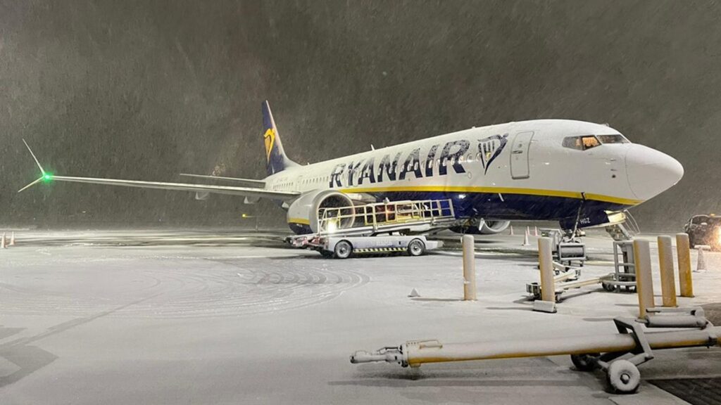 Heavy snow hits UK as airports forced to close runways