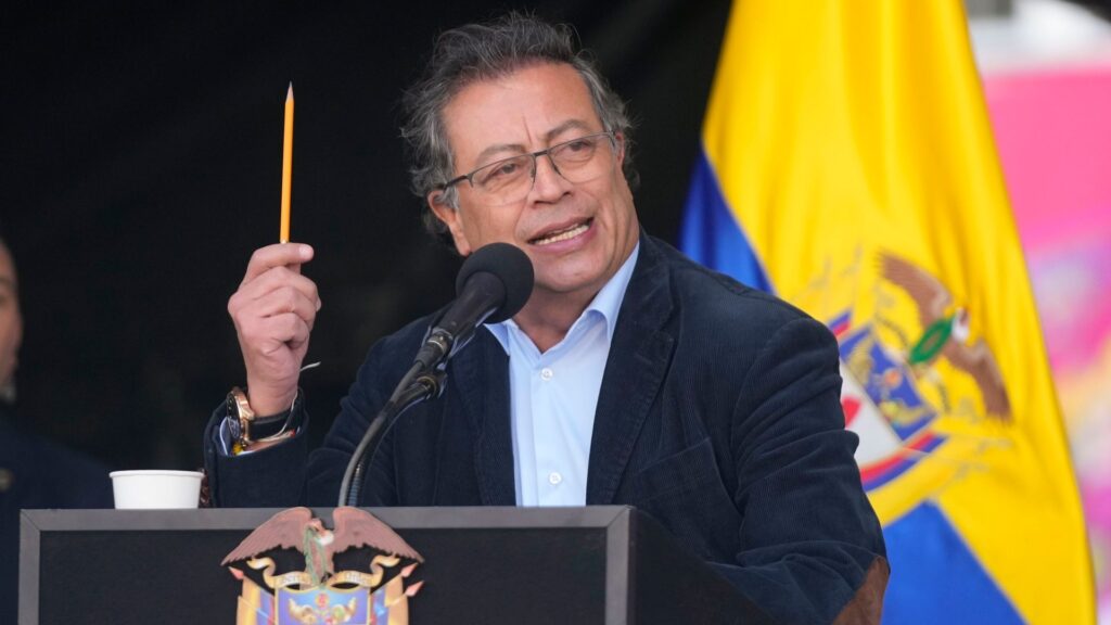 Colombians working illegally in US should return home, country’s president says