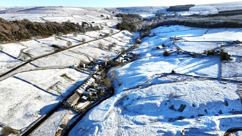 Temperatures ‘plunge to minus 8C’ as snow and ice warnings in place over weekend